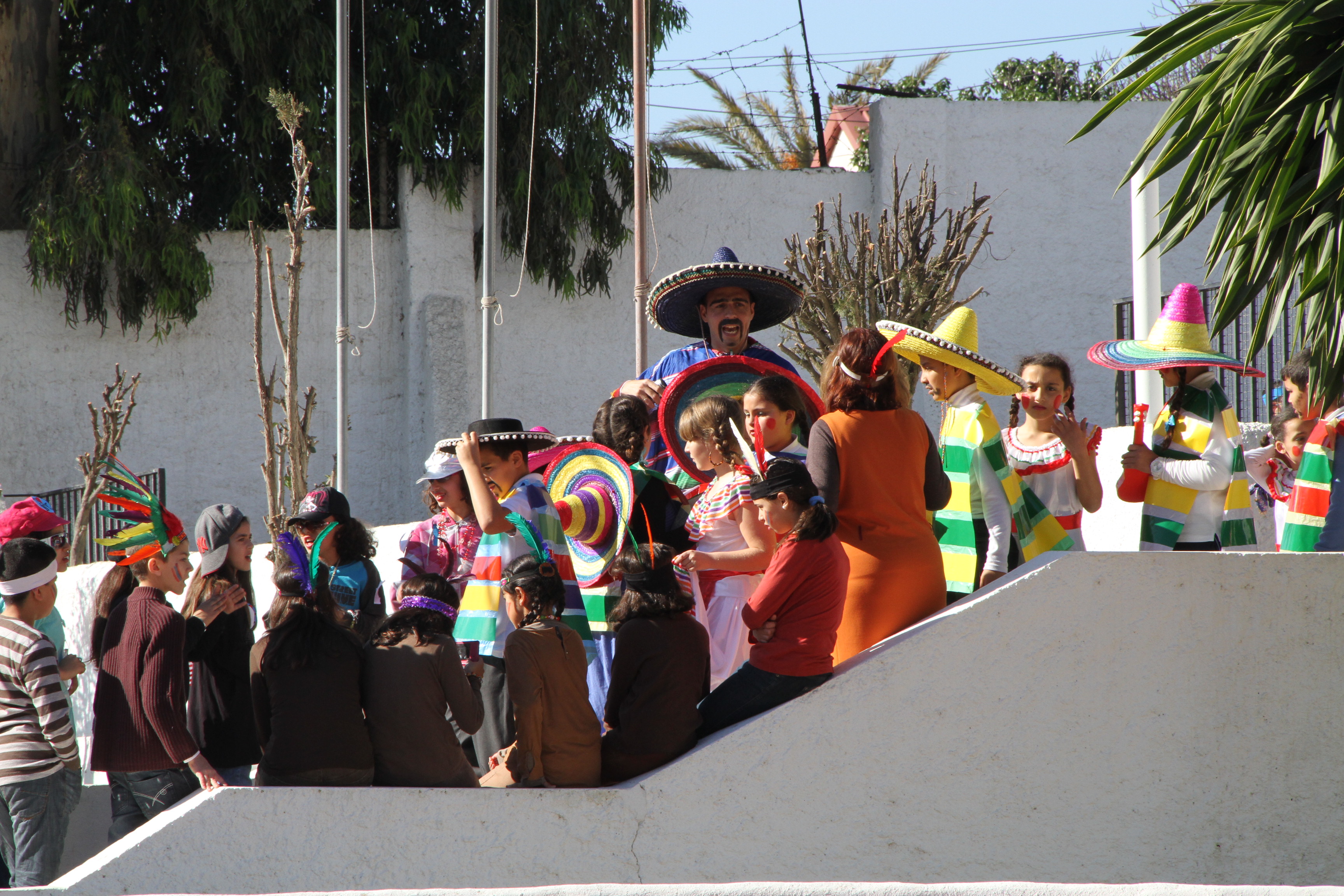 Más disfraces de carnaval durante la cabalgata. Arriba México